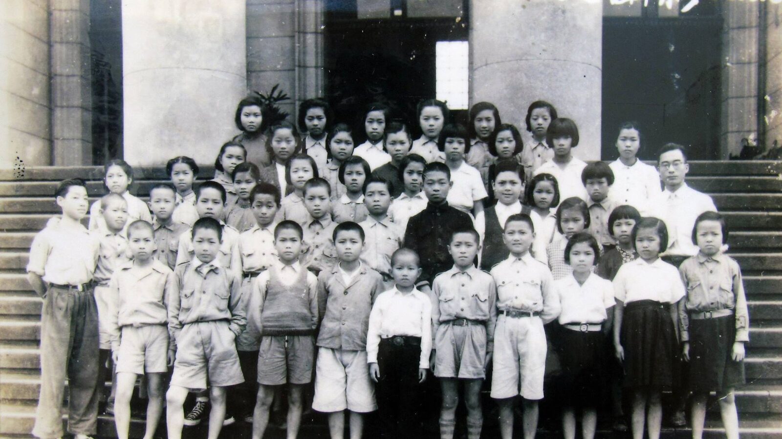 Sixth-grade graduating class posed at the Taiwan Provincial Museum in Taipei, June 1947.