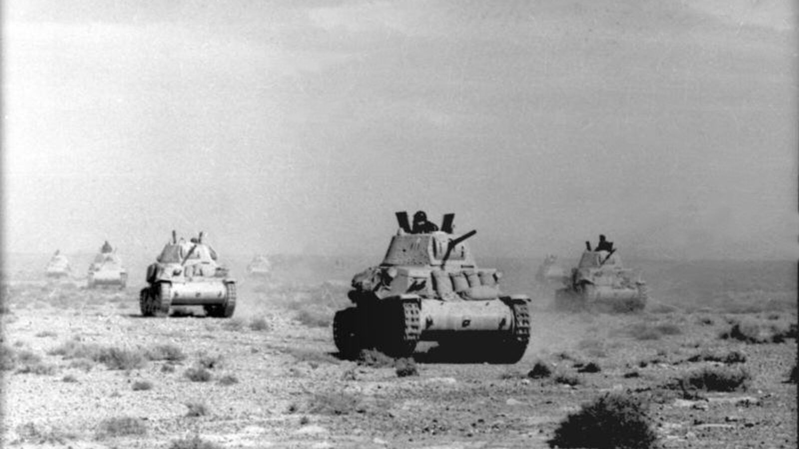 Italian M13/40 tanks of the Regio Esercito moving through the North African desert, May 1941