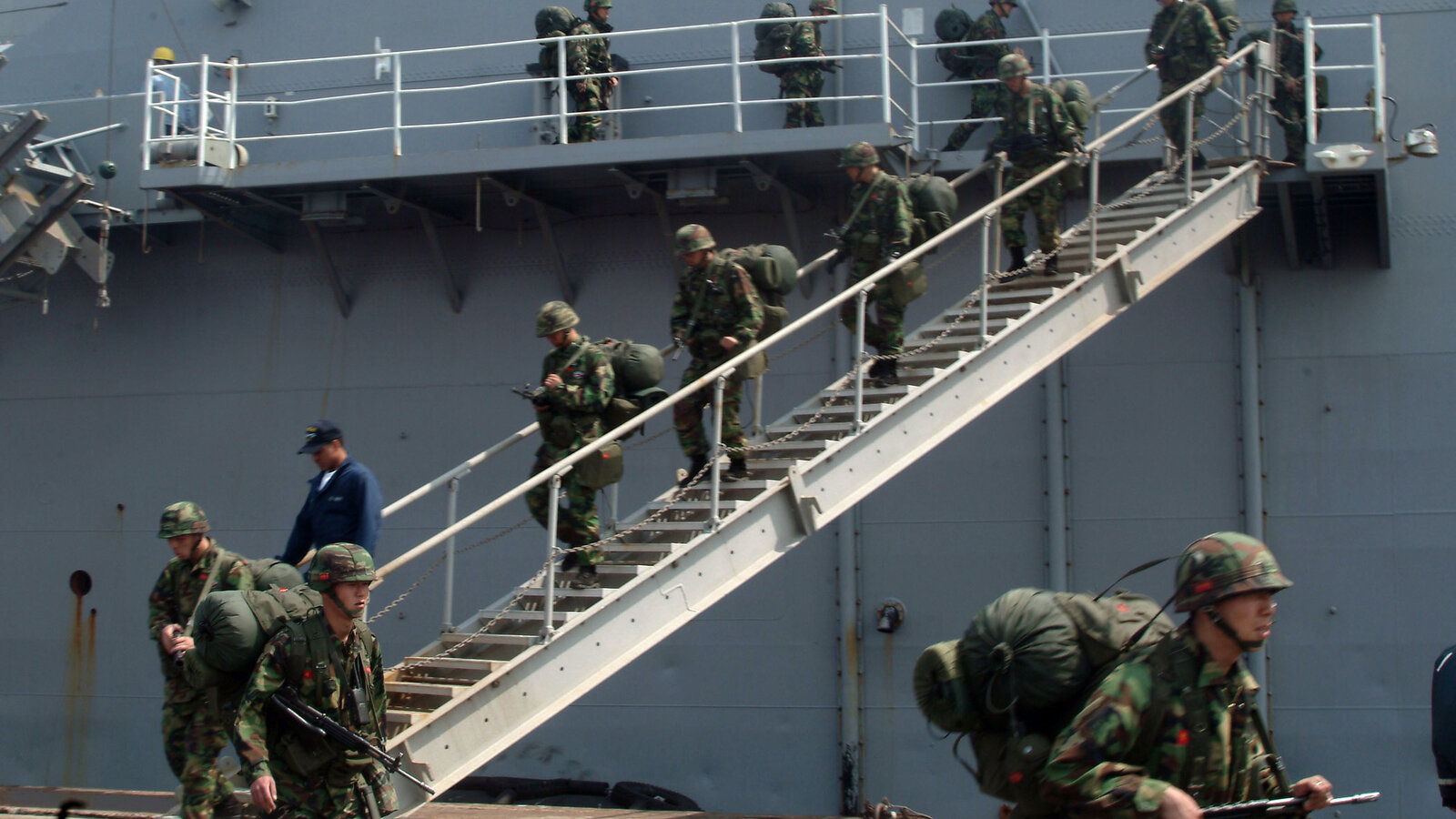 Republic of Korea Marines depart the amphibious dock landing ship USS Juneau (LPD 10) in Pohang during exercise Foal Eagle, April 2006