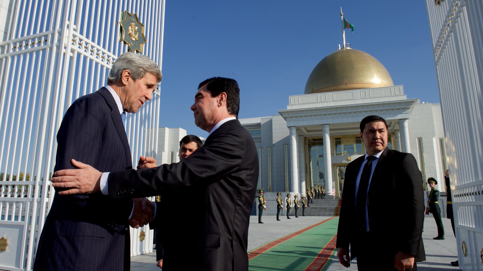 U.S. Secretary of State John Kerry shakes hands with Turkmenistan President Gurbanguly Berdimuhamedov at the Oguzkhan Presidential Palace, Ashgabat, November 2015